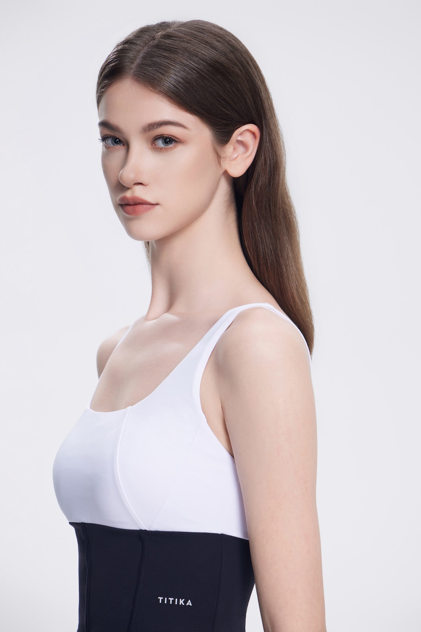 Square Neck Design
Breathable
4-way Stretch
Built-in removable cups
Waist-bone line design
Moisture wicking